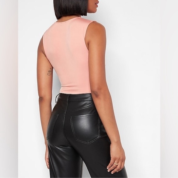 Express Body Contour Compression Ruched V-neck top - Picture 7 of 7